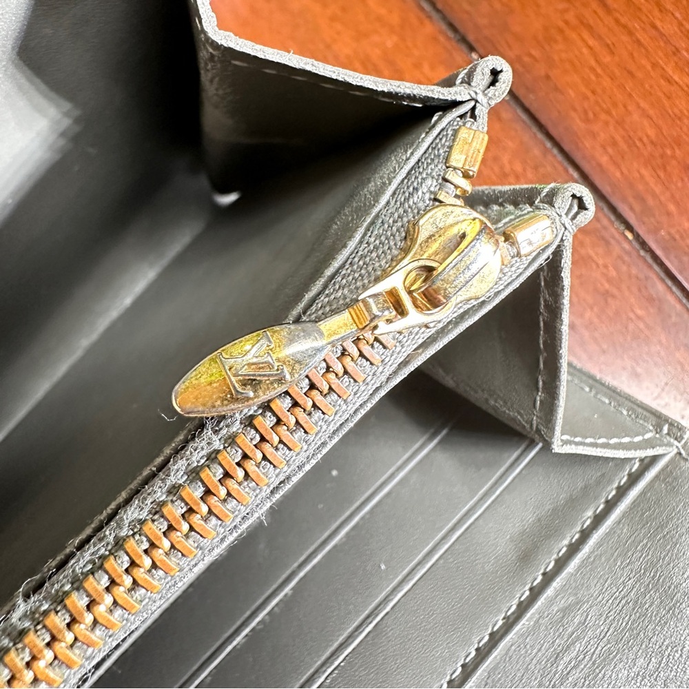 AUTHENTIC Louis Vuitton wallet. Green. - Picture 5 of 16